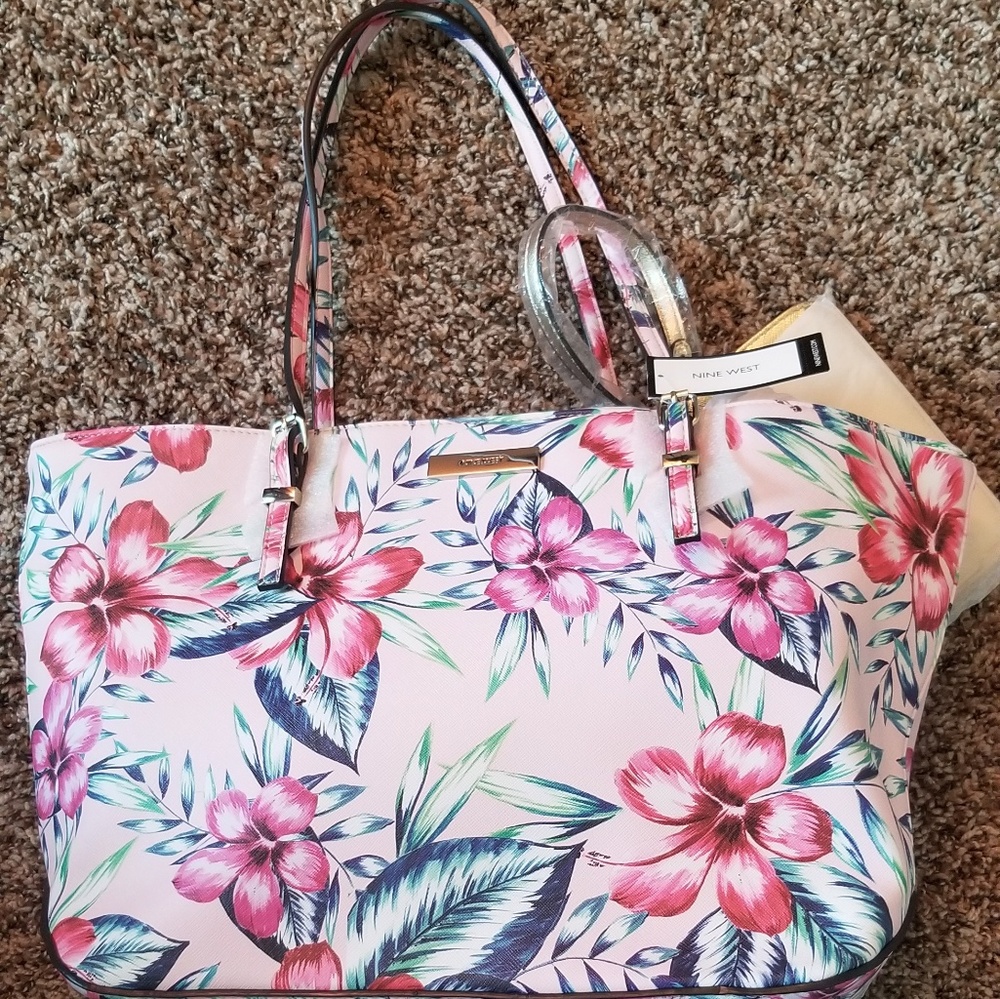Floral Nine West Tote
Measurements Length 11in - Width 18in